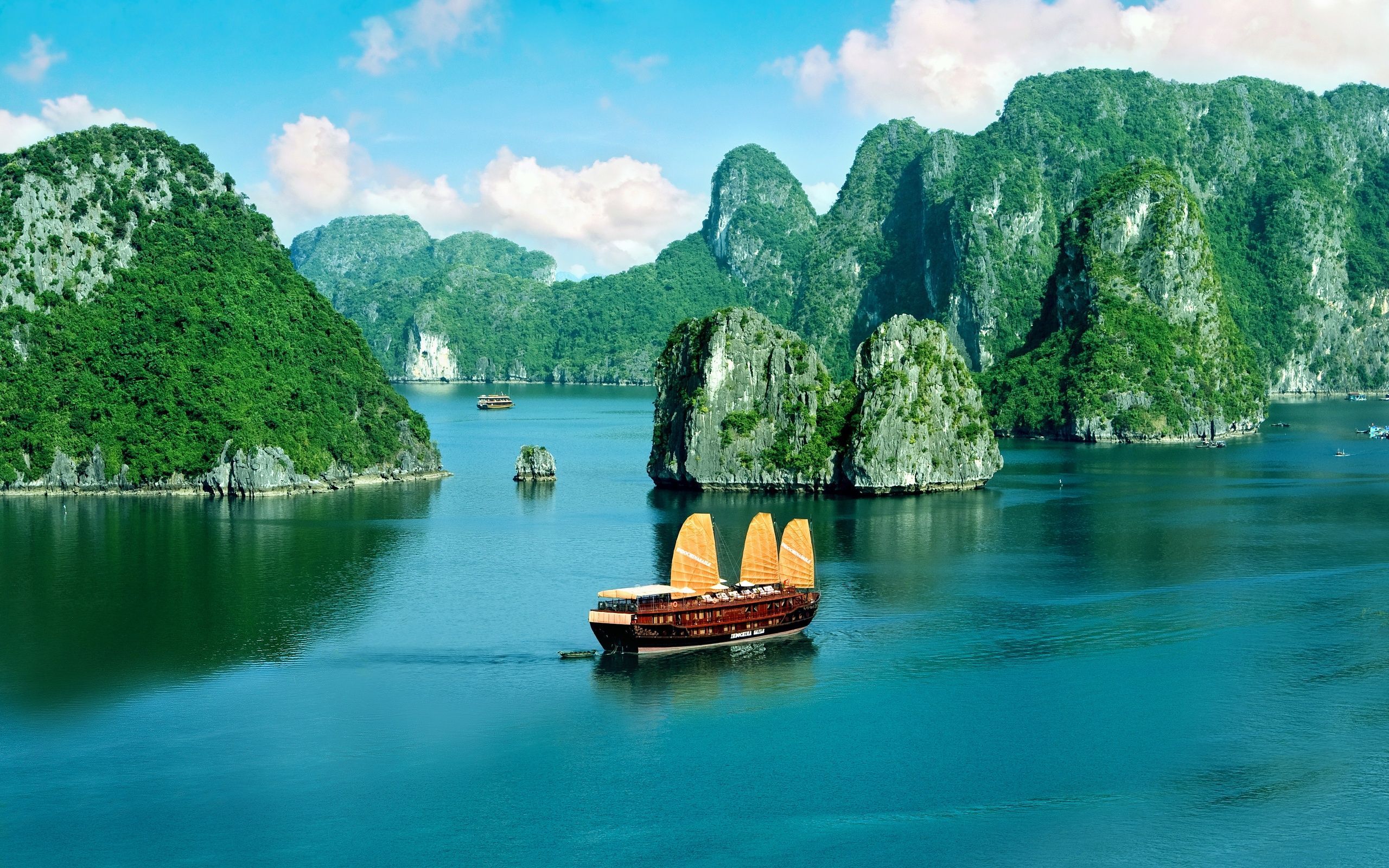 Vịnh Hạ Long (Quảng Ninh) là Điểm tham quan hàng đầu châu Á (Asia’s Leading Tourist Attraction). (Nguồn ảnh: wallpaperaccess.com)